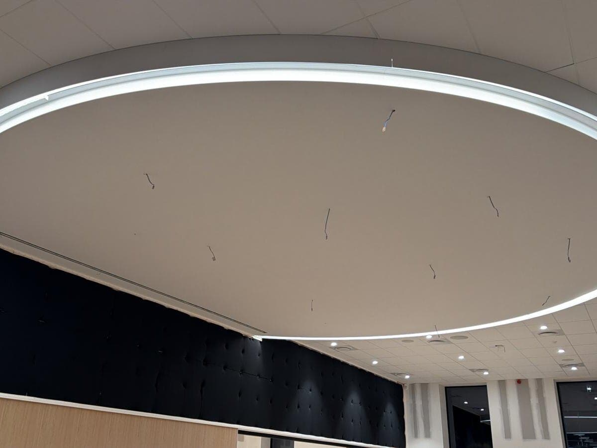 Teto flutuante com sanca — installed and finished